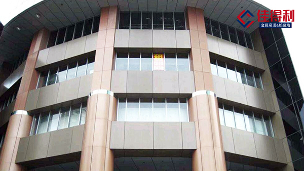 為什么越來越多人采用廣東佛山氟碳鋁單板廠家作為墻面裝飾？