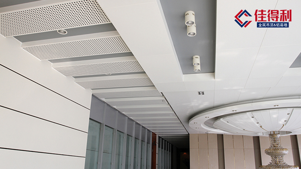 在運(yùn)輸木紋氟碳鋁單板幕墻時(shí)應(yīng)注意什么？