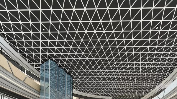 鋁格柵吊頂為何銷量大長？廠家?guī)湍惴治鍪蹆r(jià)標(biāo)準(zhǔn).