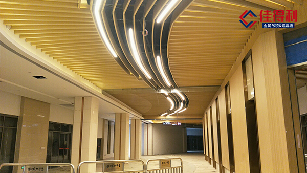 佳得利建材生產弧形木紋鋁方管